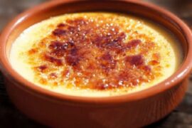 Crema catalana con azúcar quemada en cazuelita de barro receta tradicional