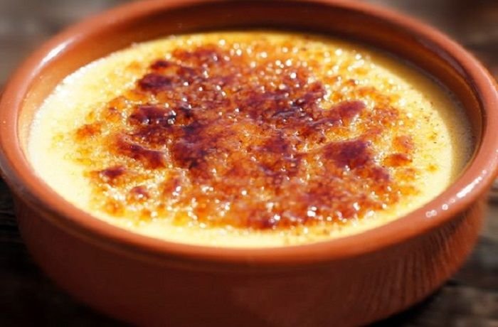 Crema catalana con azúcar quemada en cazuelita de barro receta tradicional