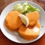 Crema de rocoto sobre papas cocidas y lechuga receta peruana