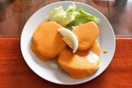 Crema de rocoto sobre papas cocidas y lechuga receta peruana