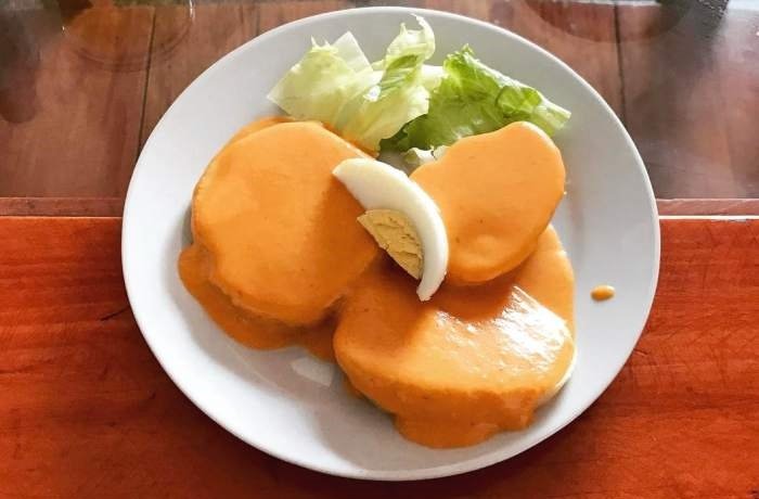 Crema de rocoto sobre papas cocidas y lechuga receta peruana