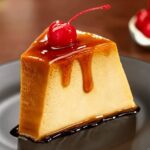 Crema volteada con caramelo desmoldada en plato receta peruana