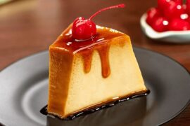 Crema volteada con caramelo desmoldada en plato receta peruana