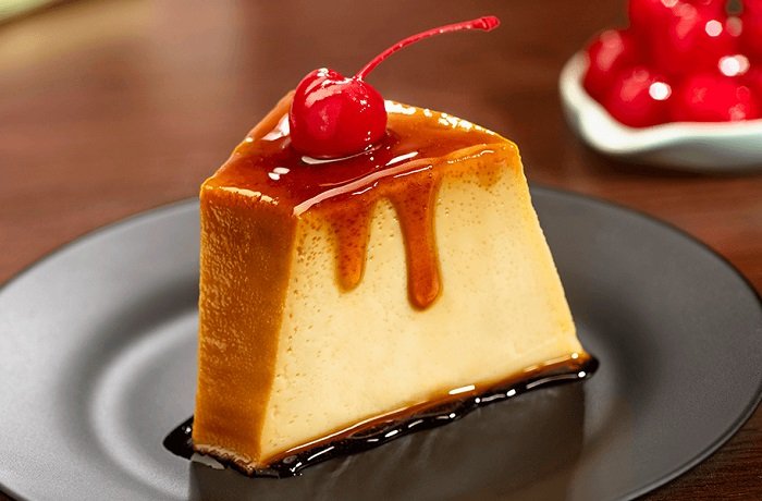 Crema volteada con caramelo desmoldada en plato receta peruana