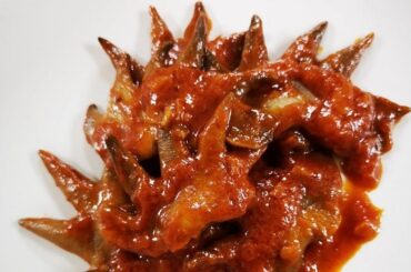 Crestas de gallo guisadas en salsa de almendras tradicionales de Zamora