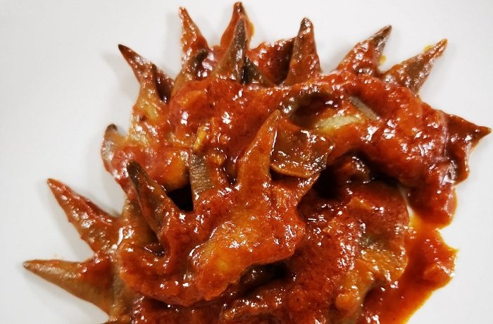 Crestas de gallo guisadas en salsa de almendras tradicionales de Zamora