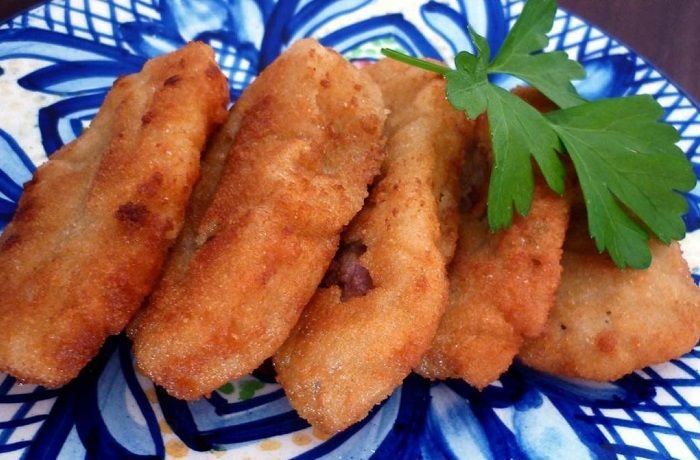 Criadillas de toro rebozadas caseras de la cocina tradicional española