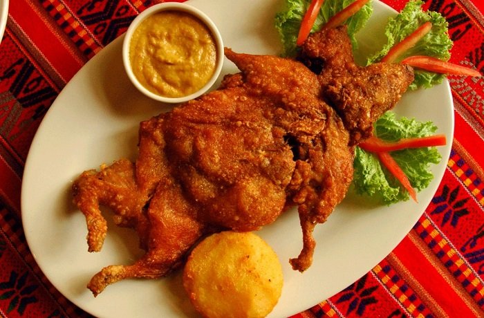 Cuy chactado crocante con papas receta peruana