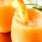 Daiquiri de durazno en copa con rodaja de durazno receta de cóctel