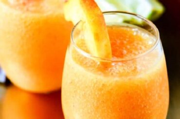 Daiquiri de durazno en copa con rodaja de durazno receta de cóctel