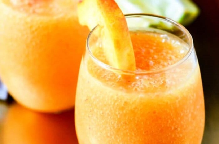 Daiquiri de durazno en copa con rodaja de durazno receta de cóctel