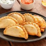 Empanadas de pollo peruanas horneadas y doradas receta peruana