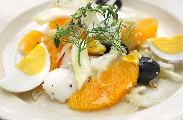 Ensalada de bacalao y naranja con aceitunas y huevo duro receta española