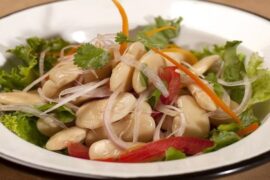 Ensalada de pallares con cebolla, tomate y ají amarillo receta peruana