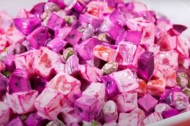 Ensalada rusa peruana con betarraga sobre hojas de lechuga receta peruana