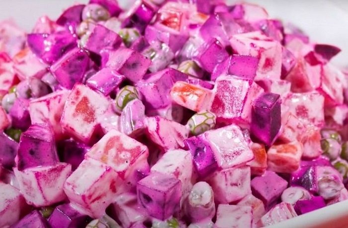 Ensalada rusa peruana con betarraga sobre hojas de lechuga receta peruana