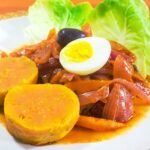 Escabeche de pescado con cebolla, huevo duro y aceitunas receta peruana