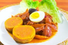 Escabeche de pescado con cebolla, huevo duro y aceitunas receta peruana