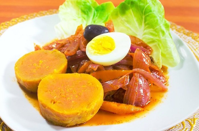 Escabeche de pescado con cebolla, huevo duro y aceitunas receta peruana