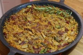 Fideuá de pato confitado y setas en paella