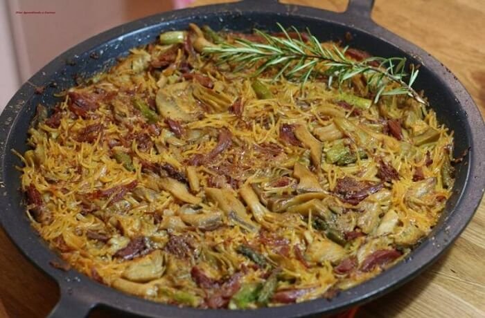 ¿Cómo hacer fideuá de pato y setas? Receta española casera