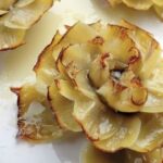 Flores de alcachofa al horno con aceite de oliva y sal en escamas