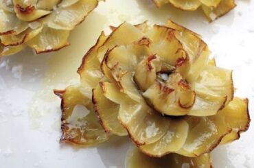 Flores de alcachofa al horno con aceite de oliva y sal en escamas