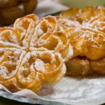 Flores de Carnaval fritas con azúcar glas hechas con molde de hierro