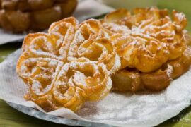 Flores de Carnaval fritas con azúcar glas hechas con molde de hierro