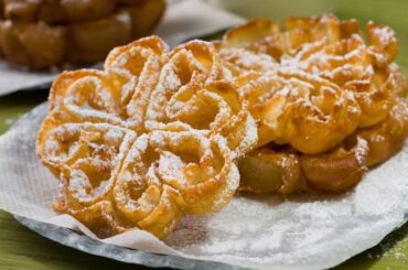 Flores de Carnaval fritas con azúcar glas hechas con molde de hierro