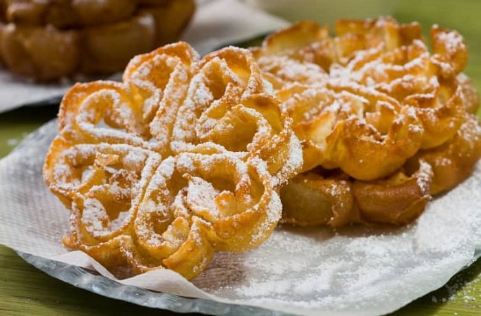 Flores de Carnaval fritas con azúcar glas hechas con molde de hierro