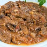 Fricandó de ternera con setas guiso tradicional de Cataluña