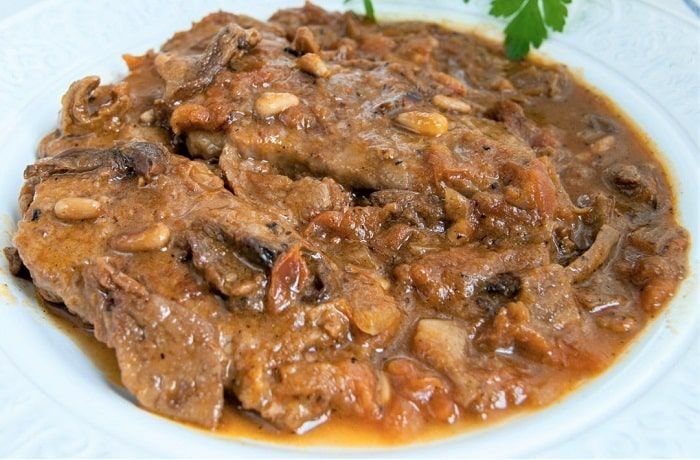Fricandó de ternera con setas guiso tradicional de Cataluña