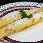 Frixuelos asturianos caseros enrollados con azúcar de Carnaval