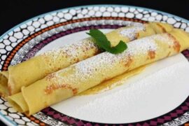 Frixuelos asturianos caseros enrollados con azúcar de Carnaval