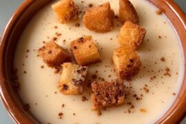 Gachas dulces con picatostes y canela de Todos los Santos