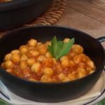 Garbanzos a la catalana con tomate y picada de avellanas receta española