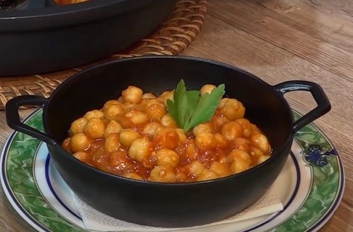 Garbanzos a la catalana con tomate y picada de avellanas receta española