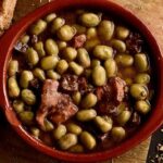 Habas a la catalana con panceta y butifarra negra en cazuela