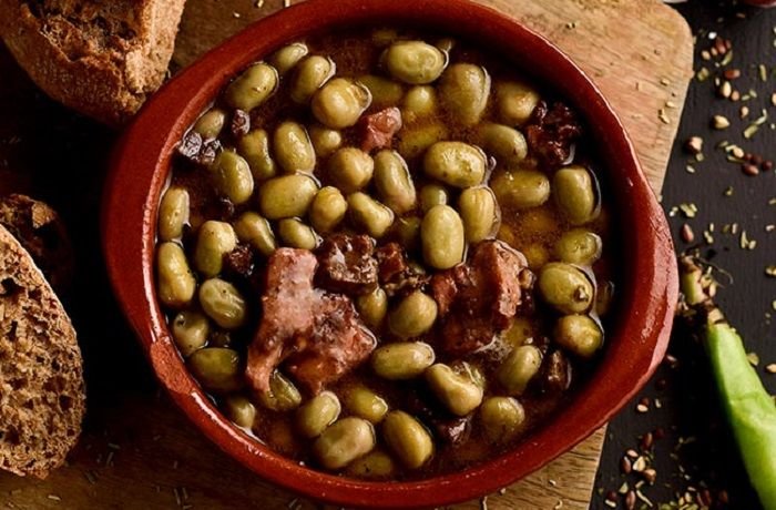 Habas a la catalana con panceta y butifarra negra en cazuela