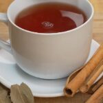 Infusión japonesa de laurel y canela en taza receta casera