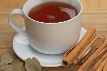 Infusión japonesa de laurel y canela en taza receta casera