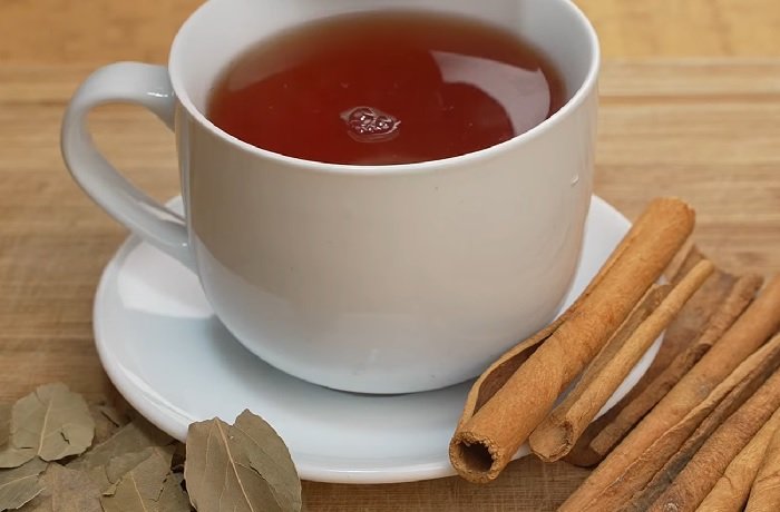 Infusión japonesa de laurel y canela en taza receta casera