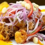 Jalea de pescado y mariscos con yuca frita y salsa criolla receta peruana