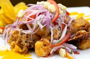 Jalea de pescado y mariscos con yuca frita y salsa criolla receta peruana