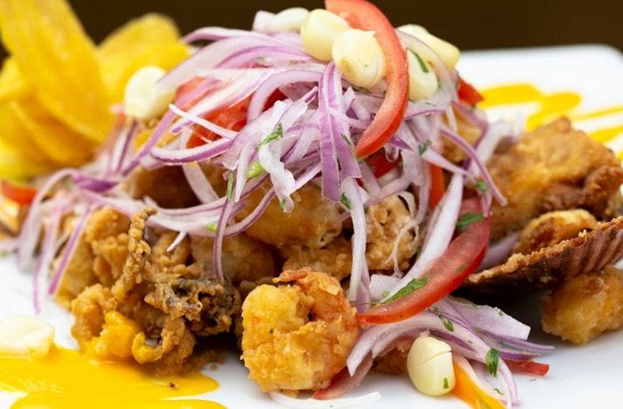 Jalea de pescado y mariscos con yuca frita y salsa criolla receta peruana