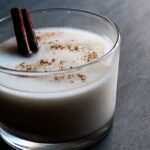 Cóctel leche de pantera con canela en vaso old fashioned receta española