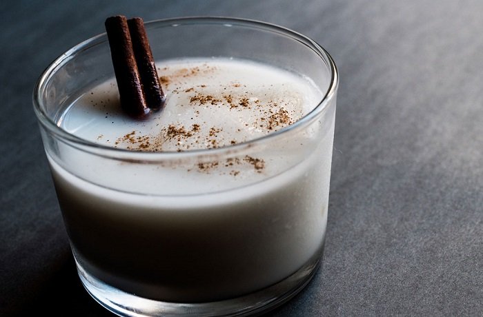 Cóctel leche de pantera con canela en vaso old fashioned receta española