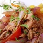 Lomo saltado de atún con cebolla, tomate y pimientos receta peruana