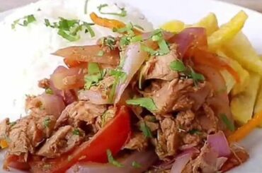 Lomo saltado de atún con cebolla, tomate y pimientos receta peruana